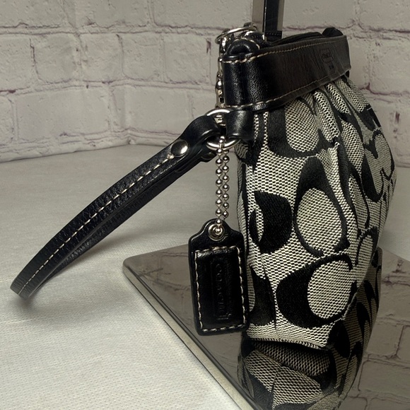 Coach Signature C’s Monochrome Pleated Wristlet Silver HDWRE w/Leather Hangtag - Picture 5 of 13